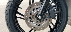 Thay mâm xe máy có bị phạt không? Giải đáp theo luật Giao thông hiện hành