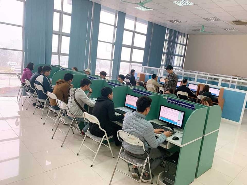 Thí sinh thi lý thuyết bằng lái xe A1 trên máy tính