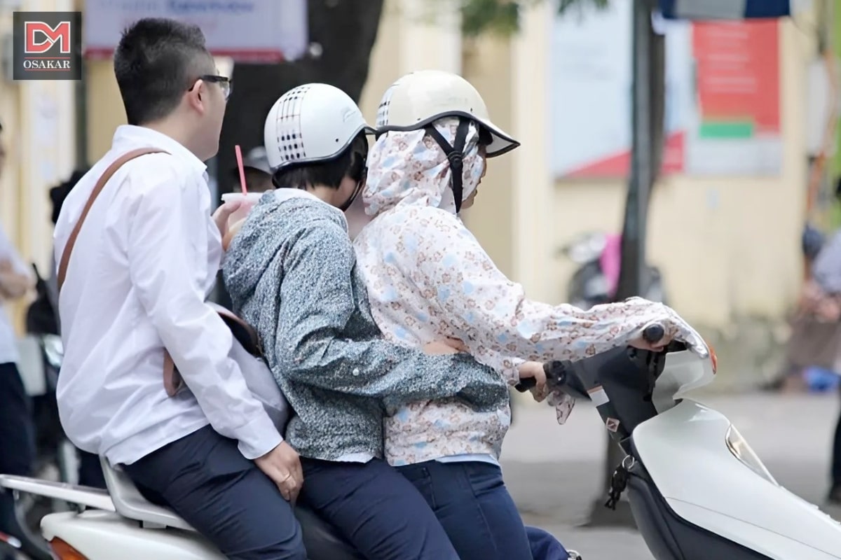 Lỗi chở 3 không đội mũ bảo hiểm bị phạt ra sao? Trường hợp người lái đội mũ, người ngồi sau không đội