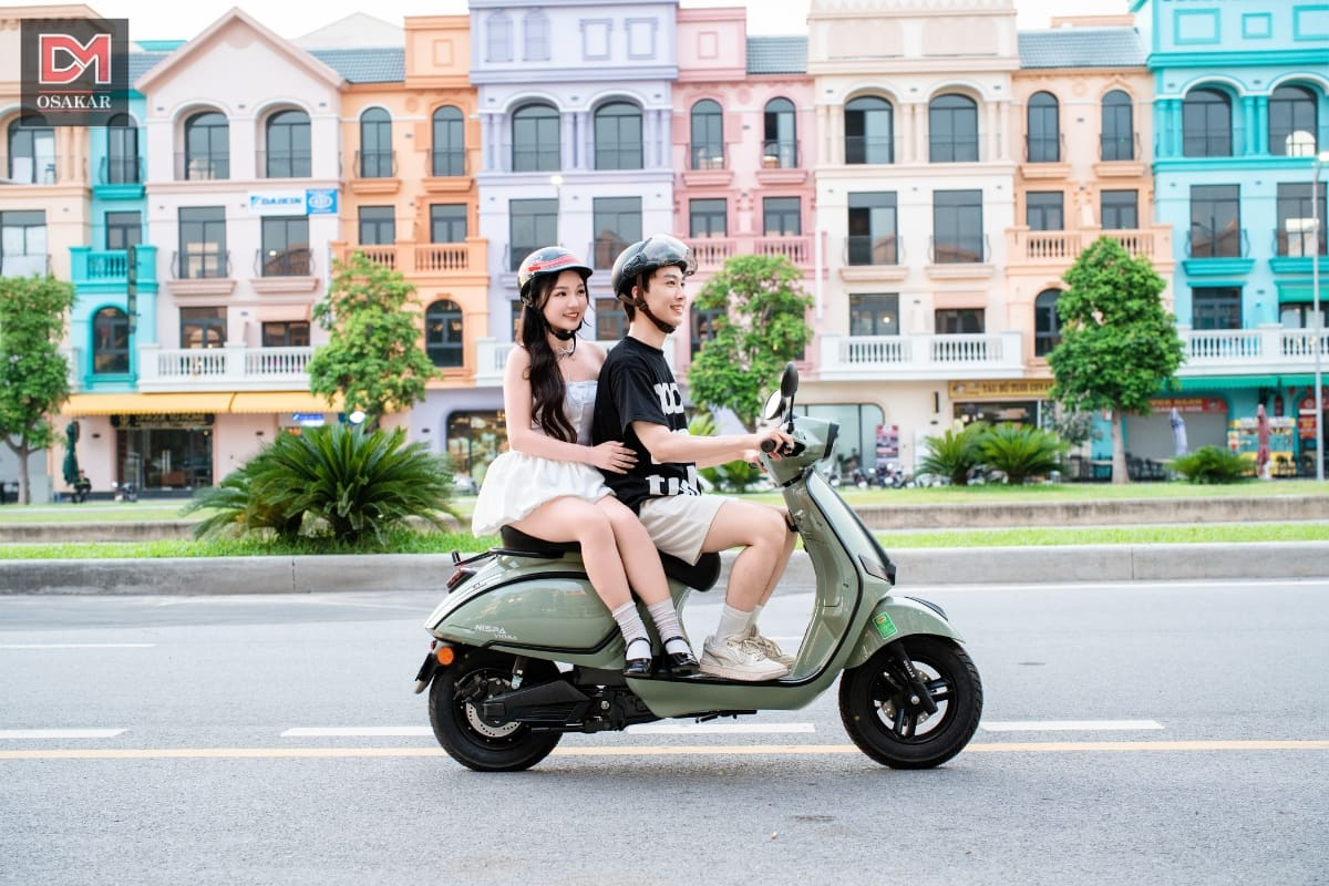 Hình ảnh các bạn trẻ tuân thủ luật giao thông chỉ đi 2 người trên xe điện NISPA VIORA.