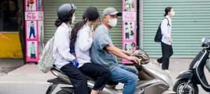 Xe máy chở 3 phạt bao nhiêu? Mức phạt, trừ điểm theo nghị định 168