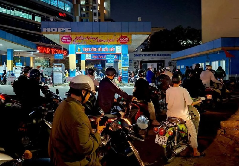 Cảnh xếp hàng thâu đêm tại cây xăng phản ánh nỗi lo giá xăng leo thang của người dân.