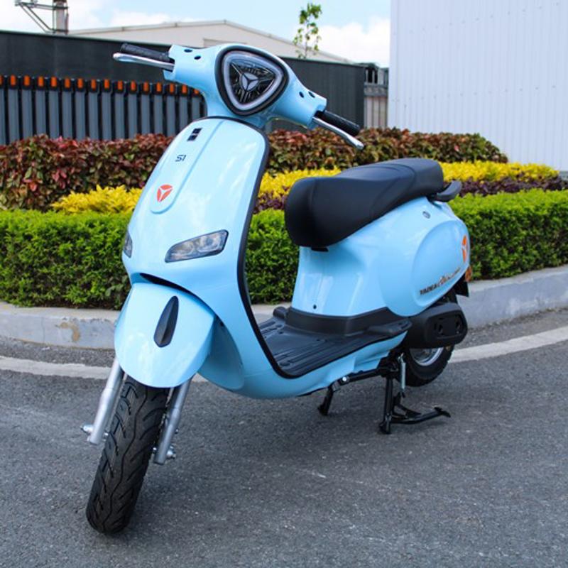 Yadea Odora S1 dáng Vespa mang một sắc xanh ngọc tối giản nhưng vô cùng tinh tế và sang trọng