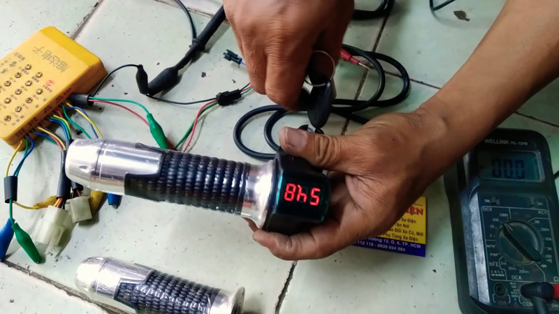 Xe điện vẫn sáng đèn nhưng không chạy có thể là do cảm biến phanh ngắt điện bị kẹt