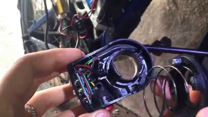 Lò xo hồi mất đàn hồi là nguyên nhân phổ biến khiến tay ga xe điện bị cứng