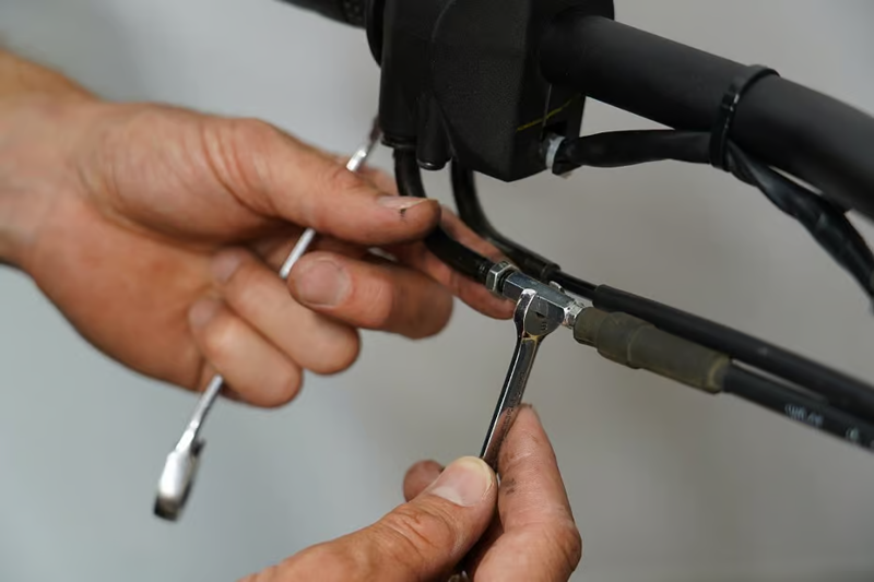 Người dùng có thể tự thay tay ga xe máy điện tại nhà với dụng cụ cơ bản