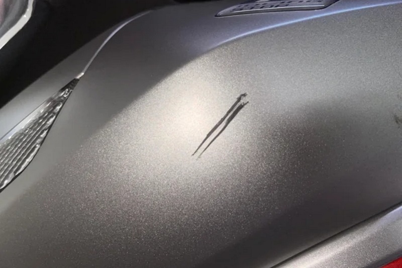 Vết trầy xe đen nhám thấy rõ