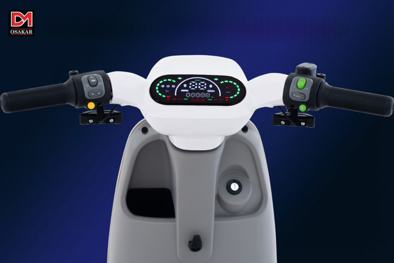 Mặt đồng hồ LED hiển thị dung lượng điện rõ nét giúp bạn dễ dàng kiểm soát hành trình