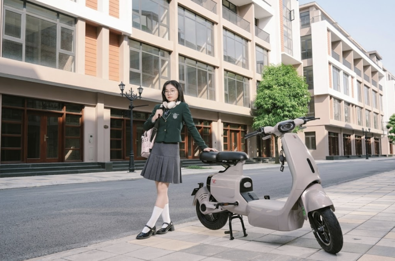 Xe điện VC màu xám được ưa chuộng với tông màu trung tính với tính năng "giấu" bụi bẩn