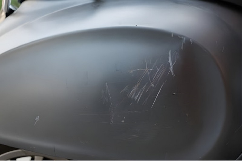 Xe màu đen nhám có vết trầy sâu