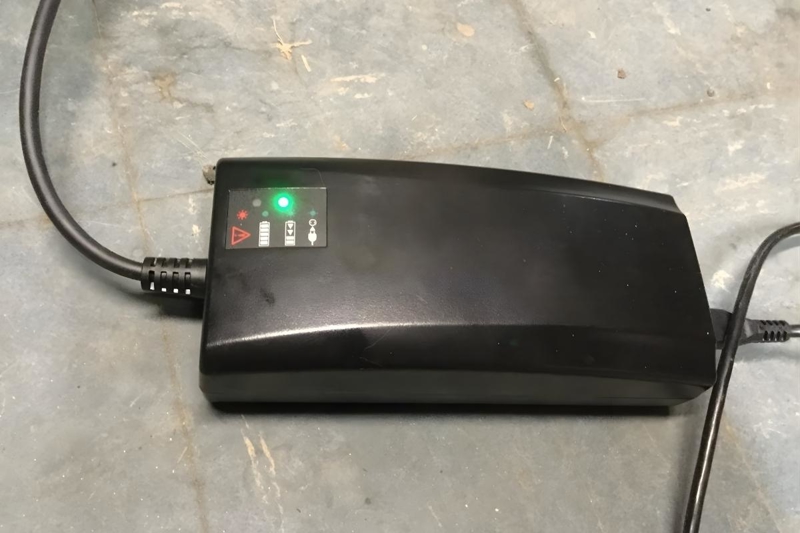 Bộ sạc xe máy điện bị hỏng đèn báo tín hiệu