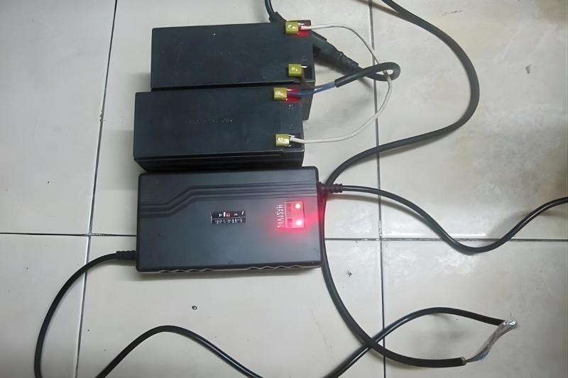 Sử dụng sạc không chính hãng làm giảm tuổi thọ bình ắc quy