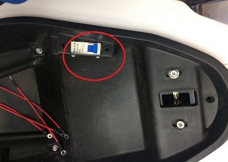 Aptomat và cầu chì tổng dưới yên xe máy điện, hai thứ cần kiểm tra đầu tiên khi xe mất nguồn
