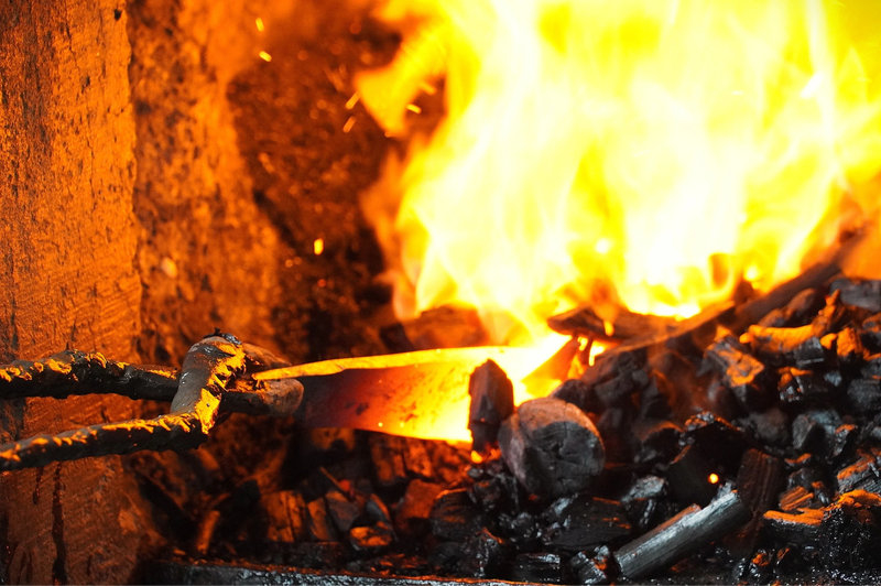 Các gam màu đỏ thuộc hành Hỏa khắc chế trực tiếp mệnh Kim, người Bạch Lạp Kim nên tránh sử dụng trong các vật dụng quan trọng như xe cộ và trang phục