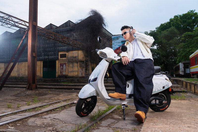 OSAKAR Nispa Vera SX trắng tem lửa mang màu hành Kim tương hợp, giúp người mệnh Bạch Lạp Kim tăng cường sự tự tin và thu hút tài lộc trên mọi hành trình