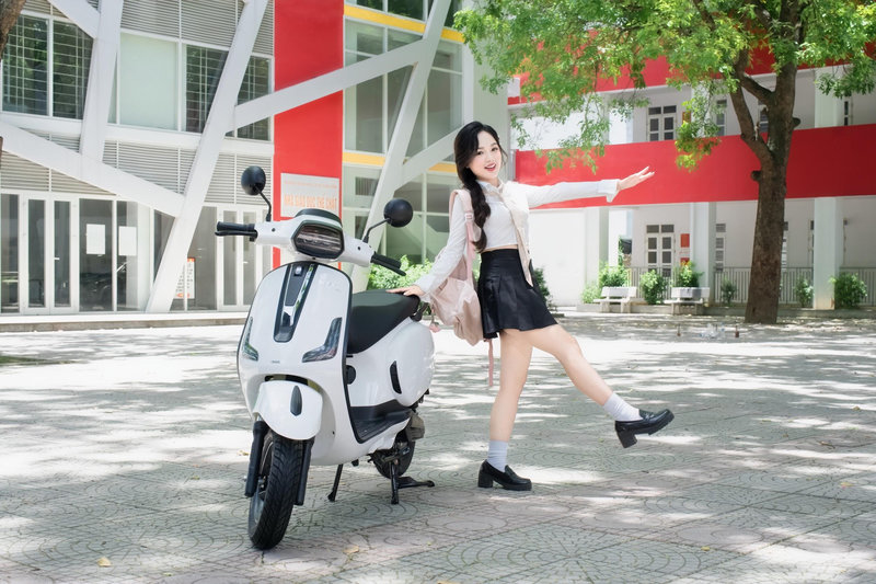 OSAKAR Nispa Lumia trắng tinh tế với thiết kế thanh lịch và dải mạ crom sang trọng, mang năng lượng hành Kim củng cố bản mệnh Bạch Lạp Kim