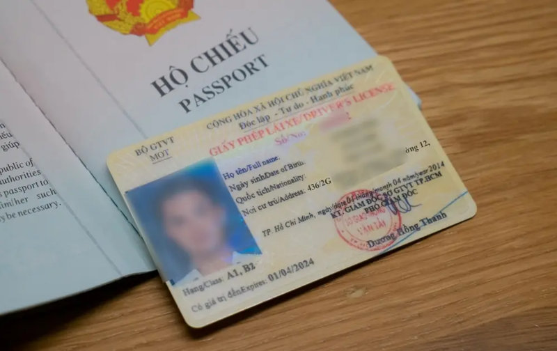 Bằng lái A1 dạng giấy bìa cũ vẫn có giá trị pháp lý nhưng việc đổi sang thẻ PET mới giúp tích hợp VNeID và sử dụng thuận tiện hơn trong thời đại số