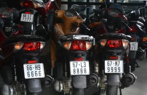 Người dân nên thực hiện khai báo trực tuyến trước khi bấm biển