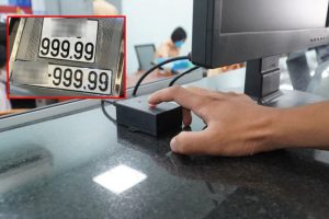 Chủ xe có thể ủy quyền nhờ người may mắn bấm biển hộ để tăng khả năng ra số đẹp