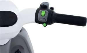 Cụm công tắc tay lái phải trên xe điện VC giúp người dùng chủ động điều chỉnh ánh sáng