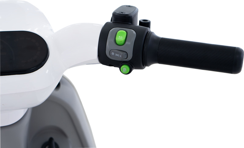 Cụm công tắc tay lái phải trên xe điện VC giúp người dùng chủ động điều chỉnh ánh sáng