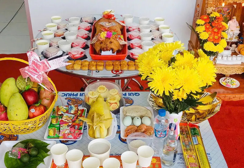 Lễ cúng xe mới là phong tục truyền thống của người Việt nhằm cầu mong bình an và may mắn cho mọi hành trình