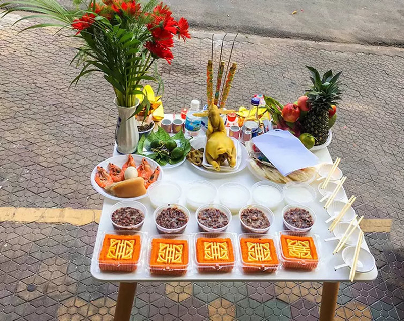 Mâm lễ vật cúng xe mới cần được bày biện đầy đủ, trang trọng ngay trước đầu xe