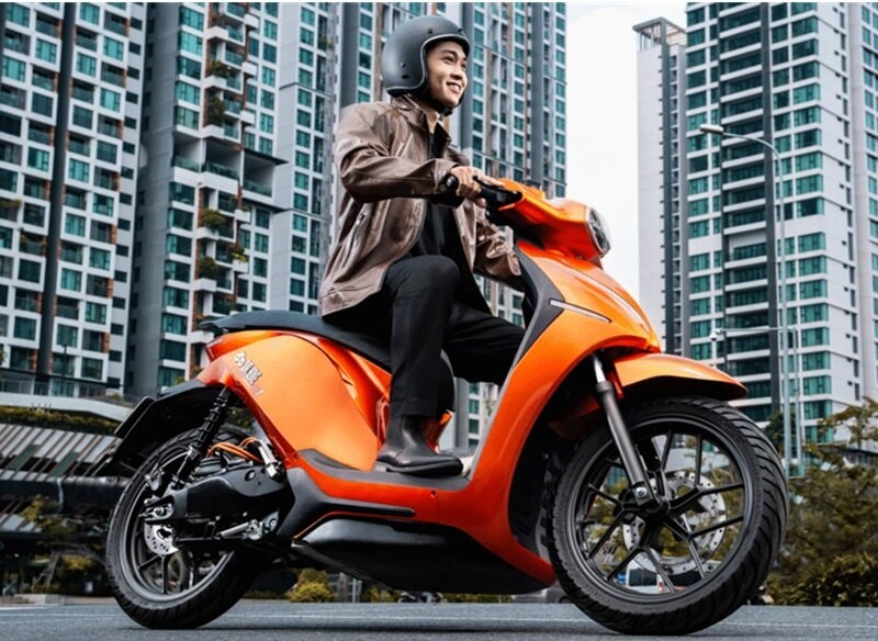 Dòng xe Megascooter cao cấp Dat Bike Quantum S1 thu hút với lớp sơn mờ bóng bẩy, các gờ dập nổi vuốt ngược khí động học mạnh mẽ dọc hông xe tạo ấn tượng thể thao sắc sảo.