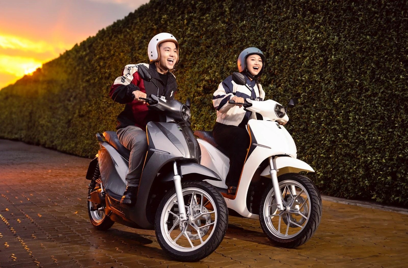 Mẫu xe ga bệ vệ Dat Bike Quantum S2 mang màu xám ghi lịch lãm, yên xe bọc đệm êm ái tôn tư thế ngồi thẳng lưng thoải mái và phần gầm được tấm chắn bảo vệ chắc chắn.