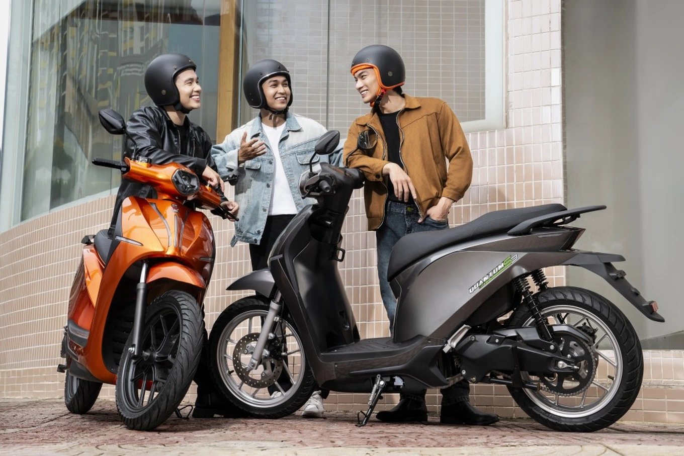 Thiết kế xe tay ga to lớn gọn gàng Dat Bike Quantum S3, hệ thống bánh xe đúc hợp kim chắc chắn và bảng điều khiển màn hình điện tử tối giản tinh tế đặt giữa ghi-đông.