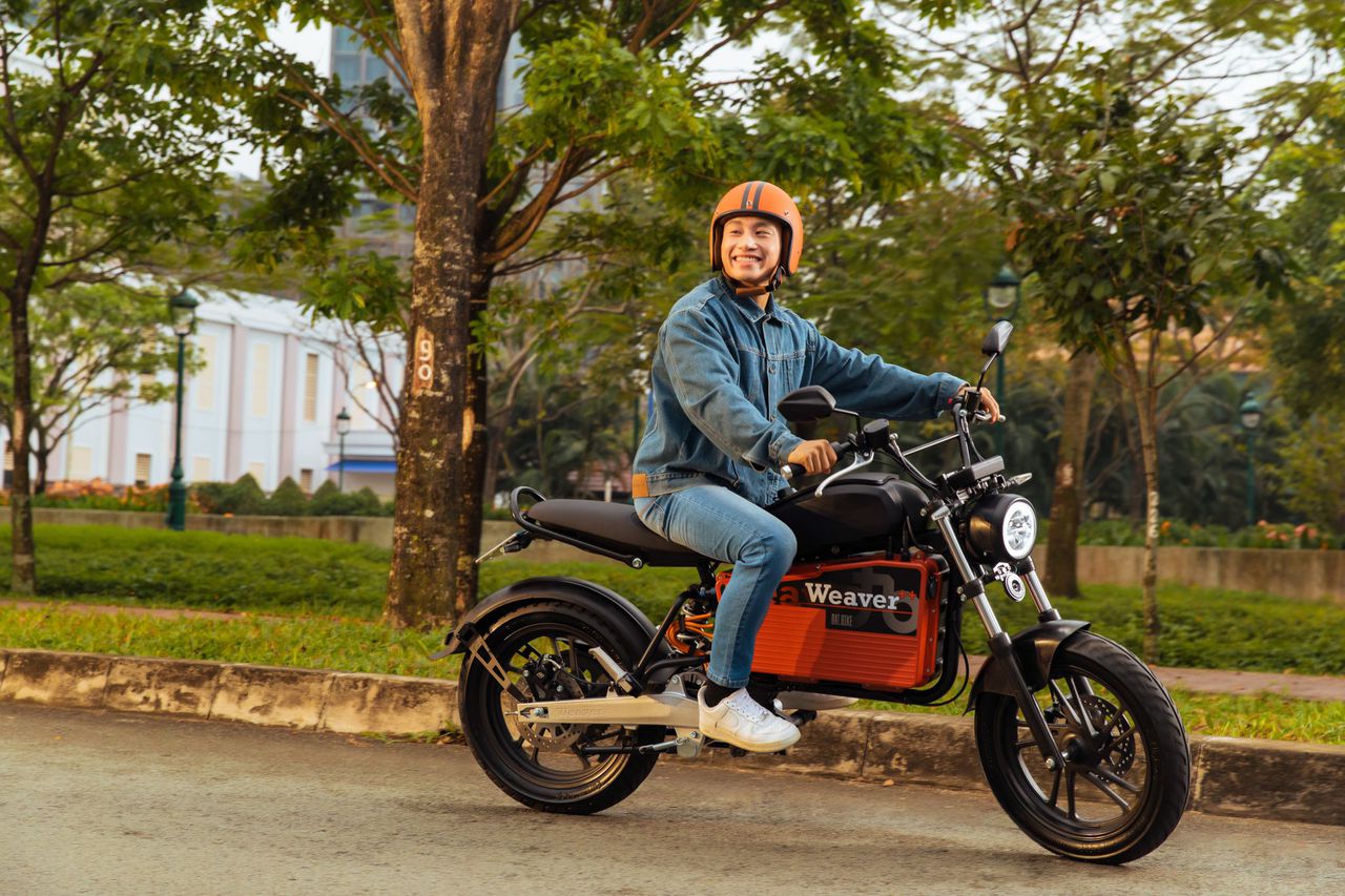 Kiểu dáng xe mô-tô bụi bặm, hầm hố Dat Bike Weaver++ lộ rõ xích tải truyền động và động cơ đặt giữa, kết hợp cặp phuộc lò xo giảm chấn dầu sơn đen cứng cáp phía sau.