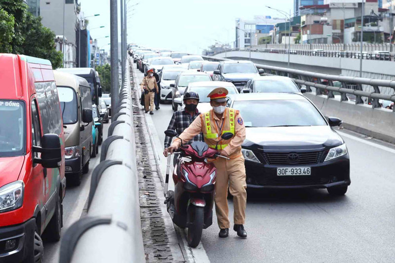 Mức phạt đi vào đường cấm đối với ô tô và xe máy theo Nghị định 168/2024/NĐ-CP đã tăng gần gấp đôi so với quy định cũ