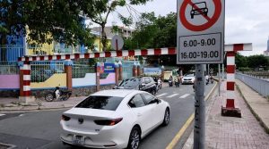 Biển phụ S.508 ghi rõ khung giờ cấm được đặt bên dưới biển cấm chính tại nhiều tuyến đường đô thị lớn