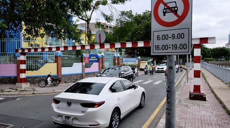 Biển phụ S.508 ghi rõ khung giờ cấm được đặt bên dưới biển cấm chính tại nhiều tuyến đường đô thị lớn
