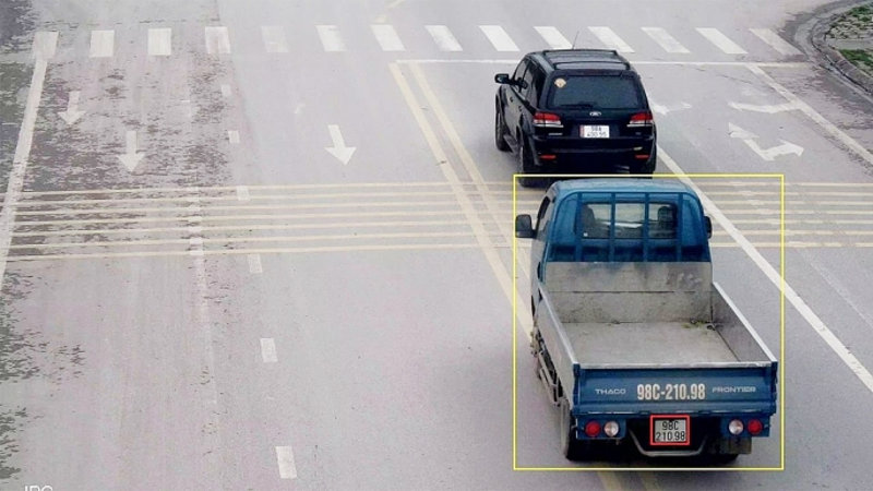 Hành vi vượt đèn đỏ, rẽ phải khi đèn đỏ không có biển báo và vượt đèn vàng bị xử phạt ngang nhau, từ 18.000.000 đến 20.000.000 VNĐ năm 2025