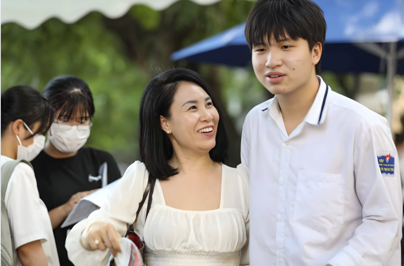 Mọi thủ tục rút và nộp hồ sơ đều được thực hiện theo quy chuẩn miễn phí của ngành Giáo dục