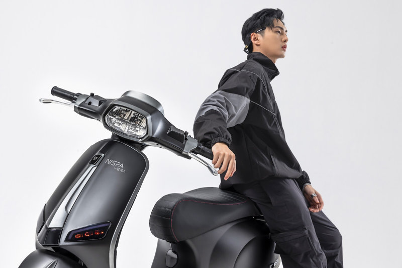 Màu đen mờ huyền bí giúp tăng vẻ cứng cáp và sự tập trung cho chủ nhân tuổi Tân Mão