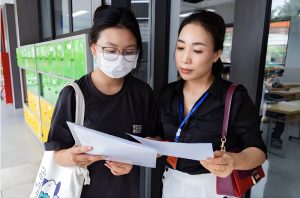 Phụ huynh cần đối chiếu các chuyên đề học tập để đảm bảo con có thể bắt kịp chương trình tại trường mới