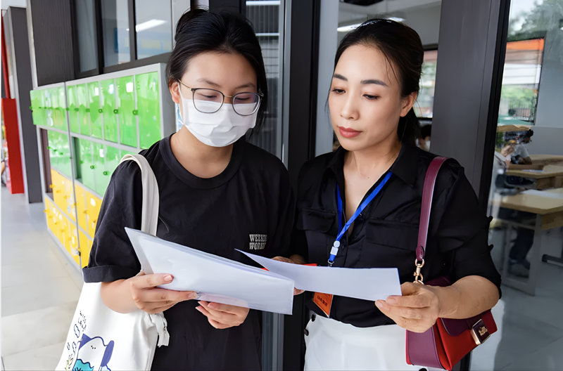 Phụ huynh cần đối chiếu các chuyên đề học tập để đảm bảo con có thể bắt kịp chương trình tại trường mới