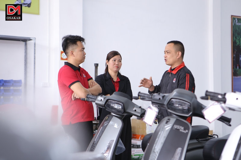 Mang xe đến đại lý/cửa hàng tin cậy để kiểm tra thông tin