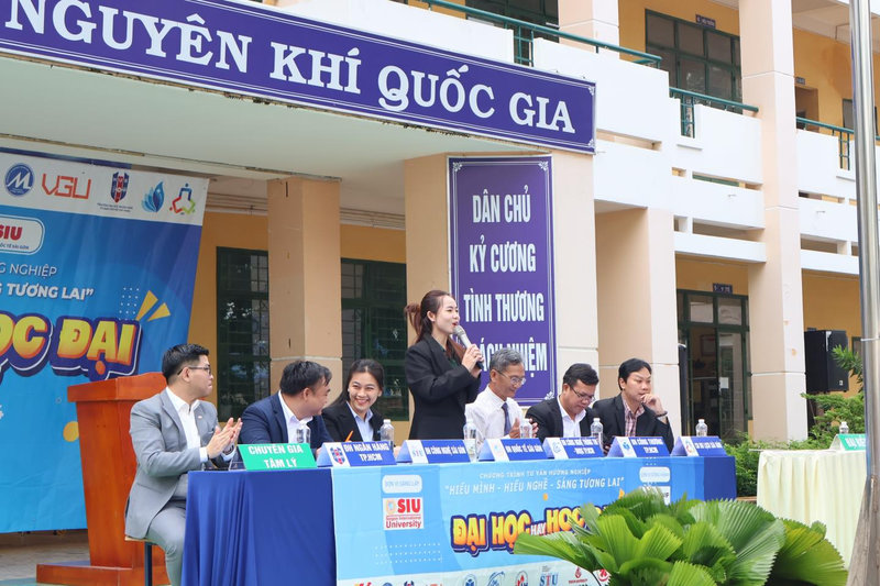 Trường THPT Nguyễn Huệ