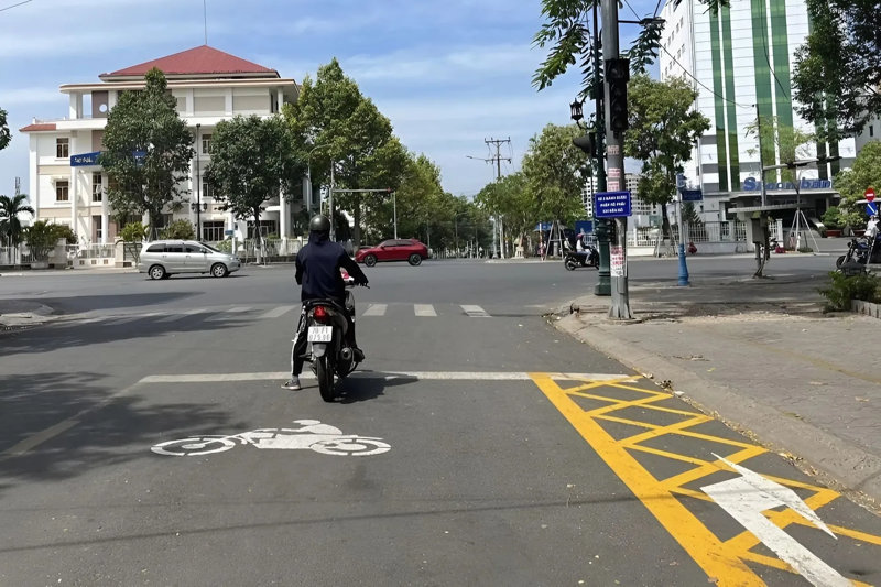 Vạch mắt võng kiểu đơn giản có hình thoi nối tiếp, bề rộng nét vẽ 20 - 40 cm, thường xuất hiện tại các giao lộ nhỏ và lối ra vào hẹp