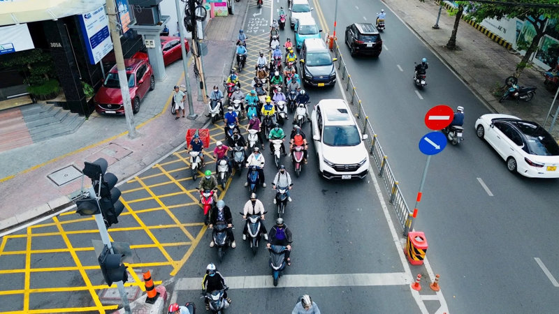 Vạch mắt võng kiểu thông thường có cấu tạo đan chéo hình lưới toàn bộ ô, chiếm diện tích lớn và thường bố trí tại các nút giao đông đúc