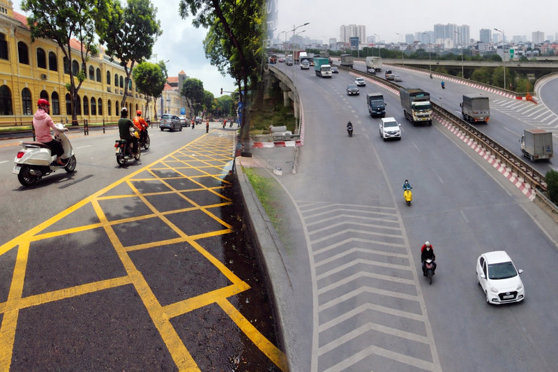 Vạch mắt võng màu vàng cấm dừng đỗ xe trong phạm vi vạch, còn vạch xương cá màu trắng cấm đi vào