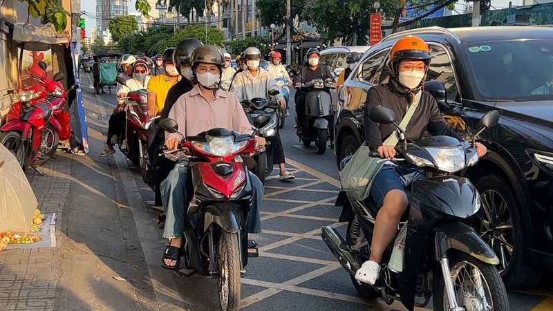 Người điều khiển phương tiện được đi qua vạch mắt võng nhưng tuyệt đối không được dừng chờ đèn đỏ trên phạm vi vạch