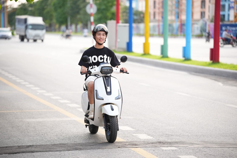 Xe điện OSAKAR với thiết kế gọn nhẹ giúp người dùng linh hoạt di chuyển qua các nút giao, dễ quan sát vạch mắt võng và hạn chế vi phạm giao thông