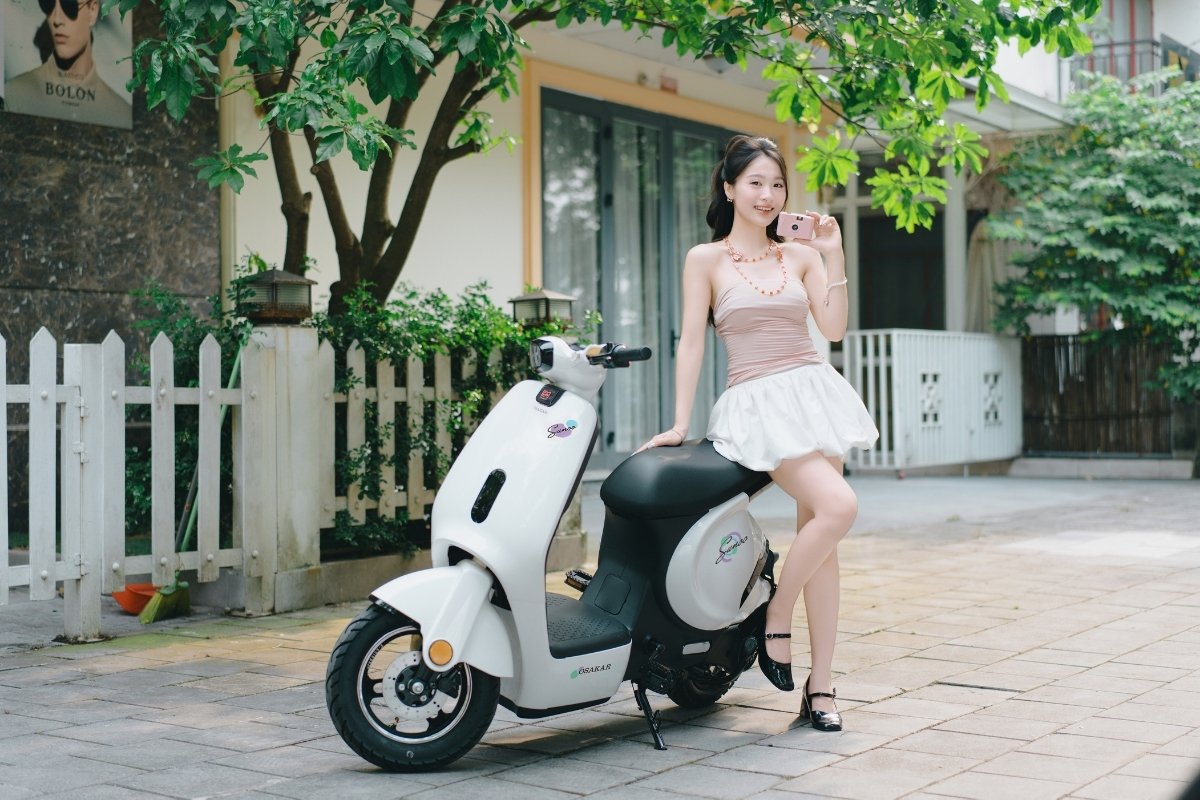 Cắm sạc trực tiếp vào xe điện là phương pháp tiện lợi được nhiều học sinh và phụ huynh ưa chuộng