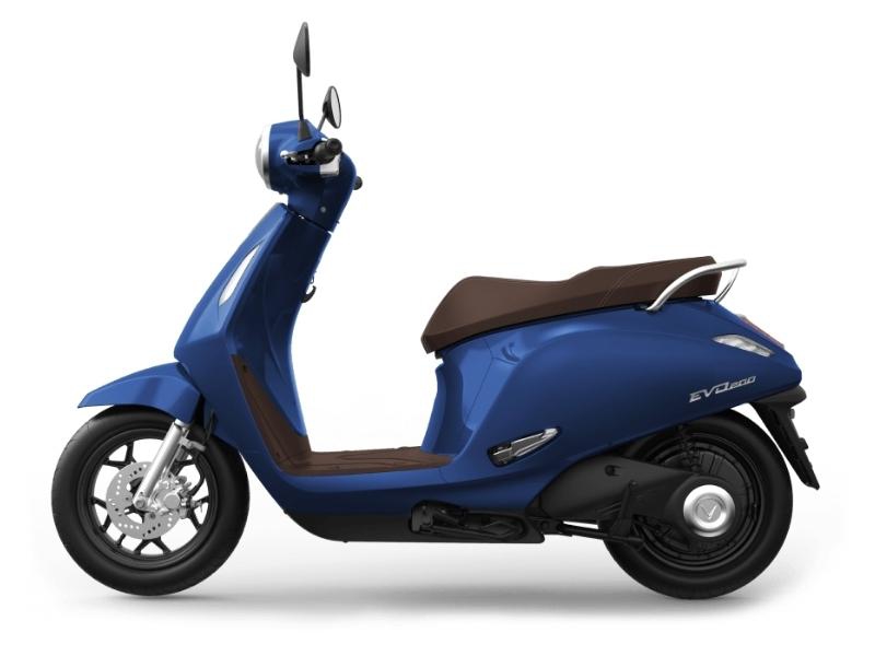Xe máy điện cho con trai Vinfast Evo 200 là mẫu xe nổi bật với các màu sắc mạnh mẽ nhưng không kém phần sang trọng