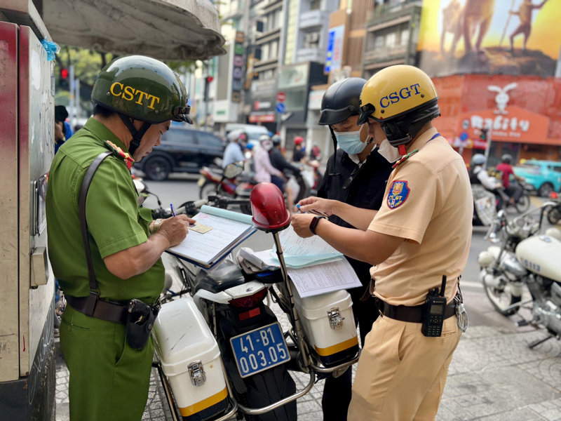 Sử dụng xe do người quen cho mượn để di chuyển trên đường không thuộc diện xử phạt lỗi không chính chủ, với điều kiện phải xuất trình được đầy đủ giấy tờ theo yêu cầu