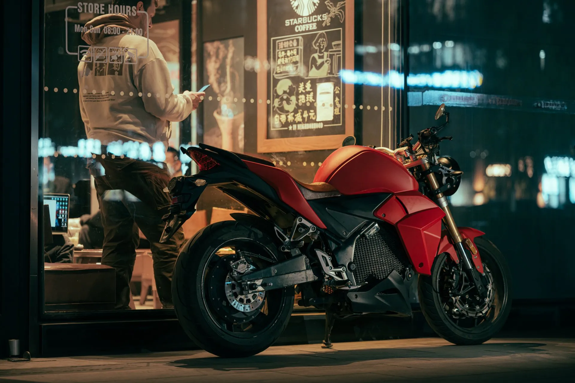 Evoke Urban Classic là mẫu mô tô điện phân khối lớn mang kiểu dáng Naked Bike cơ bắp pha chút nét cổ điển bụi bặm
